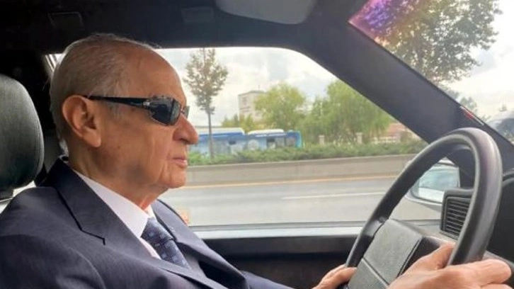 Devlet Bahçeli klasik otomobili ile Ankara turu attı. Ferdi Tayfur şarkısı dikkat çekti