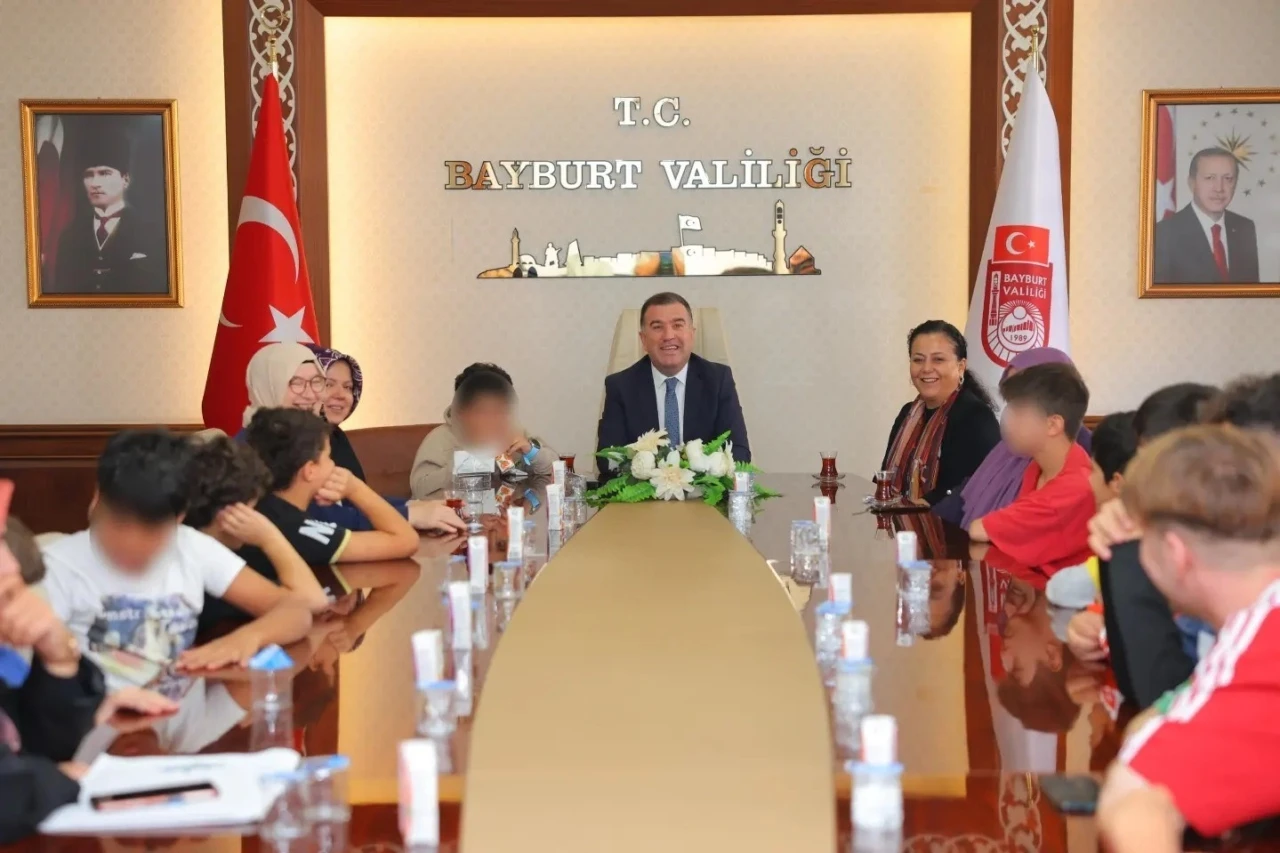 Devlet korumasındaki çocuklar ve gençler valilikte ağırlandı
