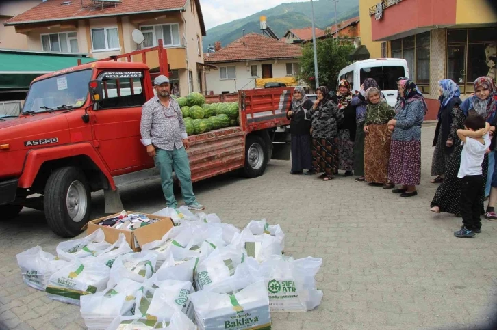 Devrekli muhtar köylü vatandaşlarına karpuz ve tatlı hediye etti
