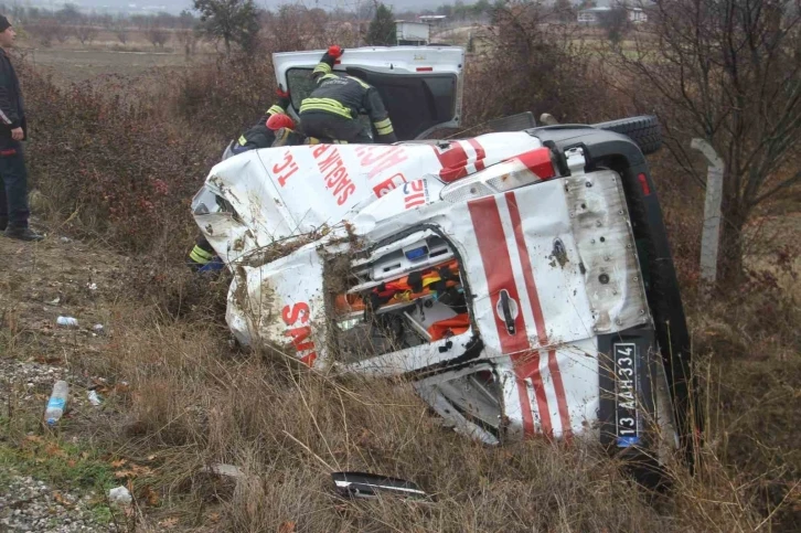 Devrilen ambulanstakilere yardım etmek isterken kaza yaptılar: 6 yaralı
