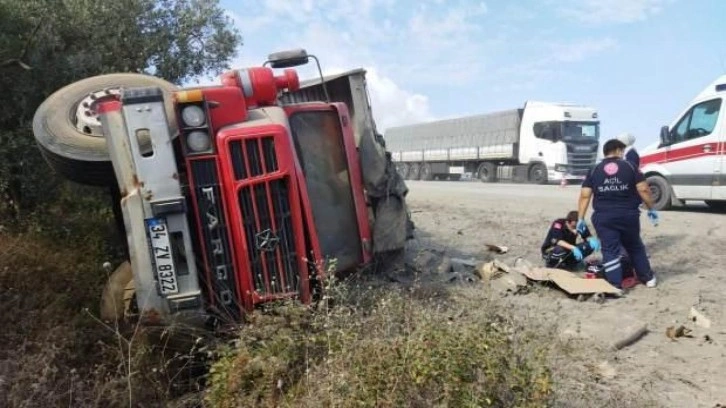 Devrilen çimento yüklü kamyondan fırlayan şoför öldü