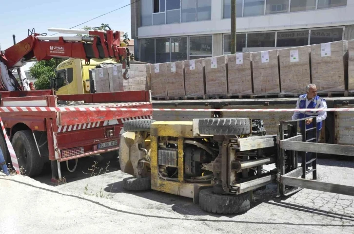 Devrilen forkliftin altında sıkışan operatör yaralandı
