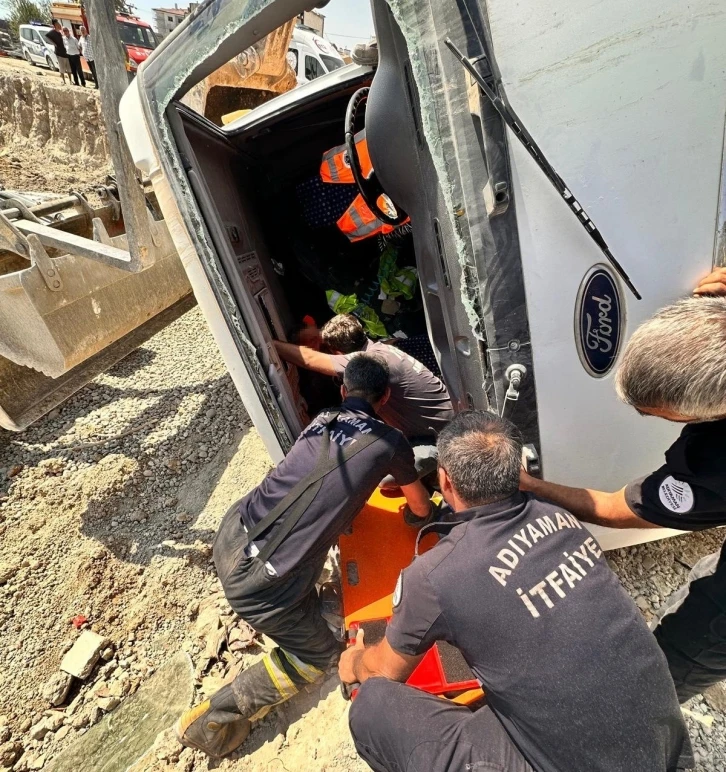 Devrilen kamyonda sıkışan sürücü güçlükle kurtarıldı
