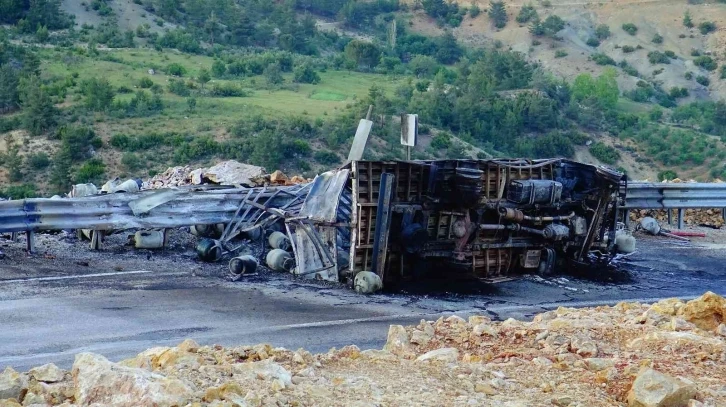 Devrilen kamyonetteki tüpler bomba gibi patladı: 2 yaralı
