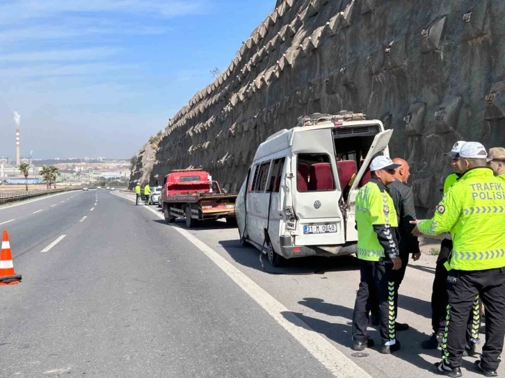 Devrilen minibüsteki 12 kişi yaralandı, kaza sonrası can pazarı kameraya yansıdı
