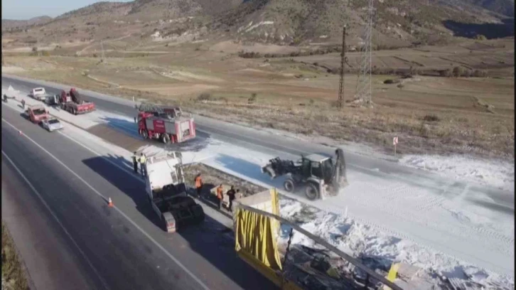 Devrilen tırdan yola saçılan nişastalar böyle temizlendi
