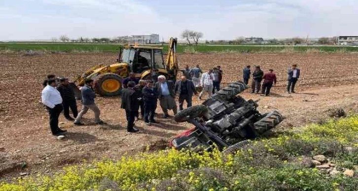 Devrilen traktörün altında kalan baba öldü, oğlu yaralandı