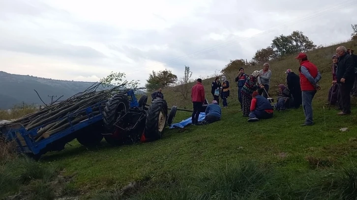 Devrilen traktörün altında kalan sürücü hayatını kaybetti
