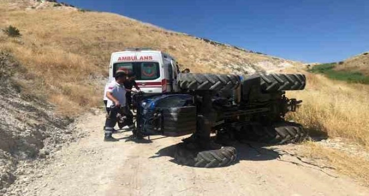 Devrilen traktörün altında kalan sürücü öldü