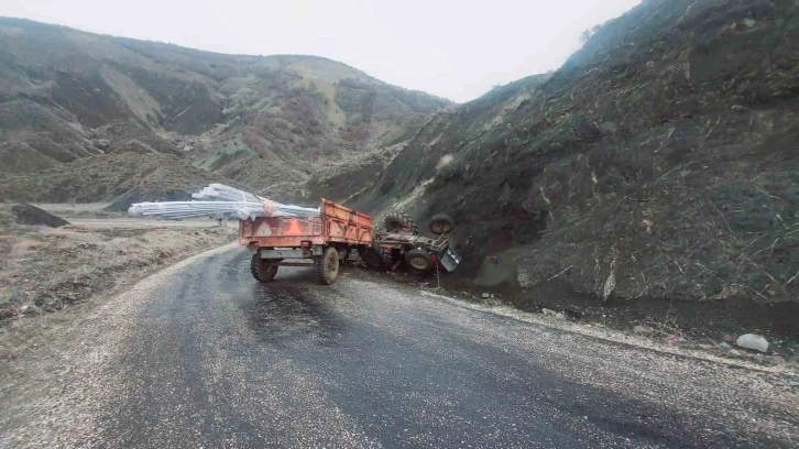 Devrilen traktörün altında kalan sürücü yaralandı
