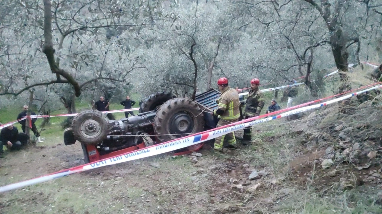 Devrilen traktörün altında kalan yaşlı adam hayatını kaybetti
