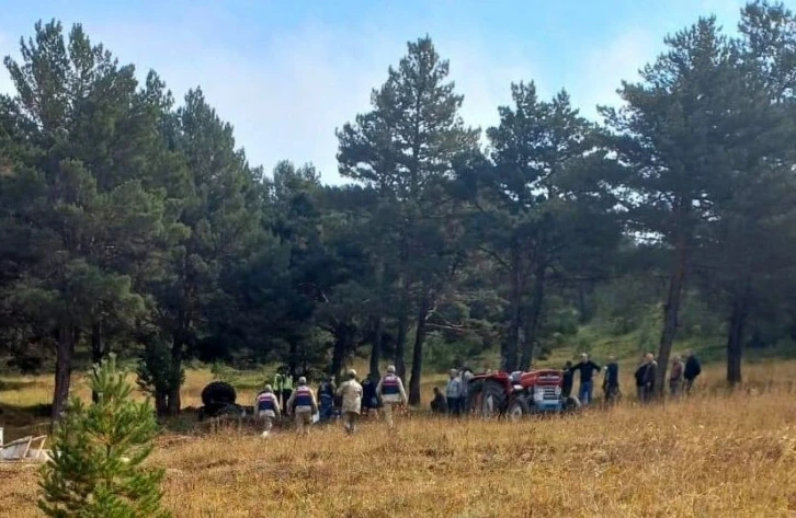 Devrilen traktörün altında kalarak hayatını kaybetti
