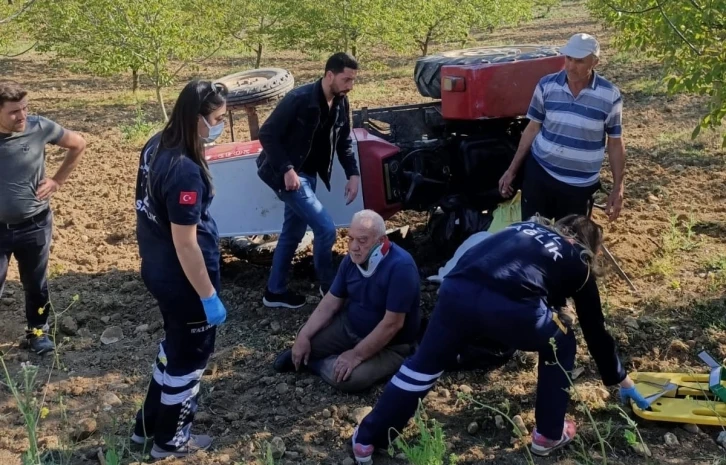 Devrilen traktörün altından sağ çıktı
