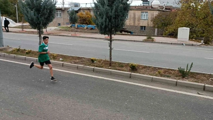 Dicle’de okul sporları kros yarışmasında öğrenciler kıyasıya mücadele etti
