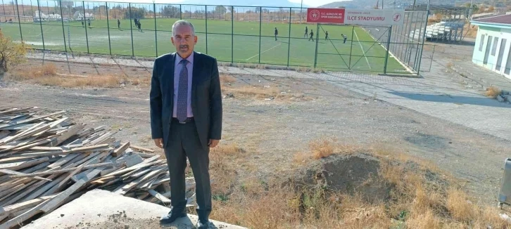 Dicle ilçesindeki sentetik futbol sahası FİFA standartlarında yapılıyor
