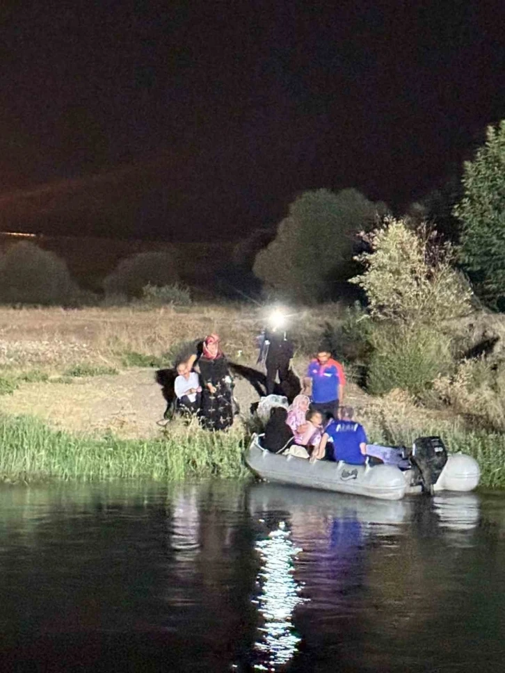 Dicle Nehri’ndeki adacıkta suyun yükselmesiyle mahsur kalan 9 kişilik aile kurtarıldı
