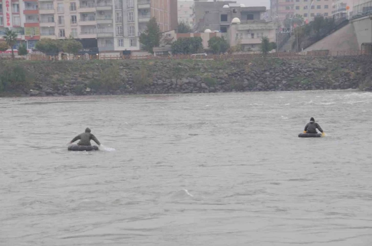 Dicle Nehri’ne atlayan kız kardeşlerden biri kurtarıldı, diğeri aranıyor
