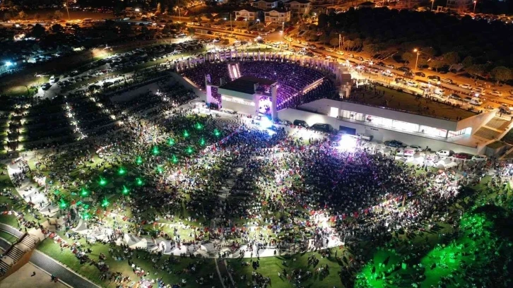 Didim Amfi Tiyatro’daki konser ilgiyle izlendi
