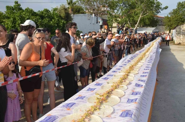 Didim’de 50 metrelik vegan dürüm rekor denemesi
