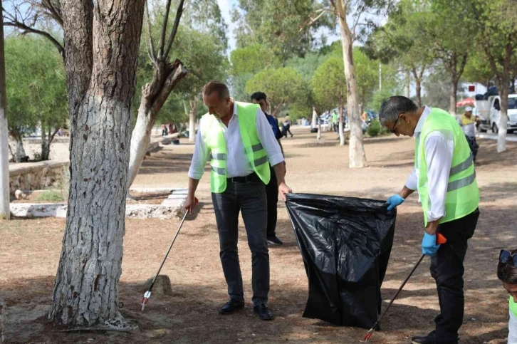 Didim plajlarında temizlik çalışması yapılıyor
