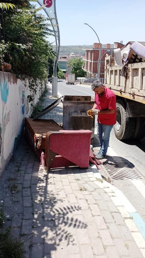 Dilovası’nda çöpe atılan ev eşyaları bertaraf ediliyor
