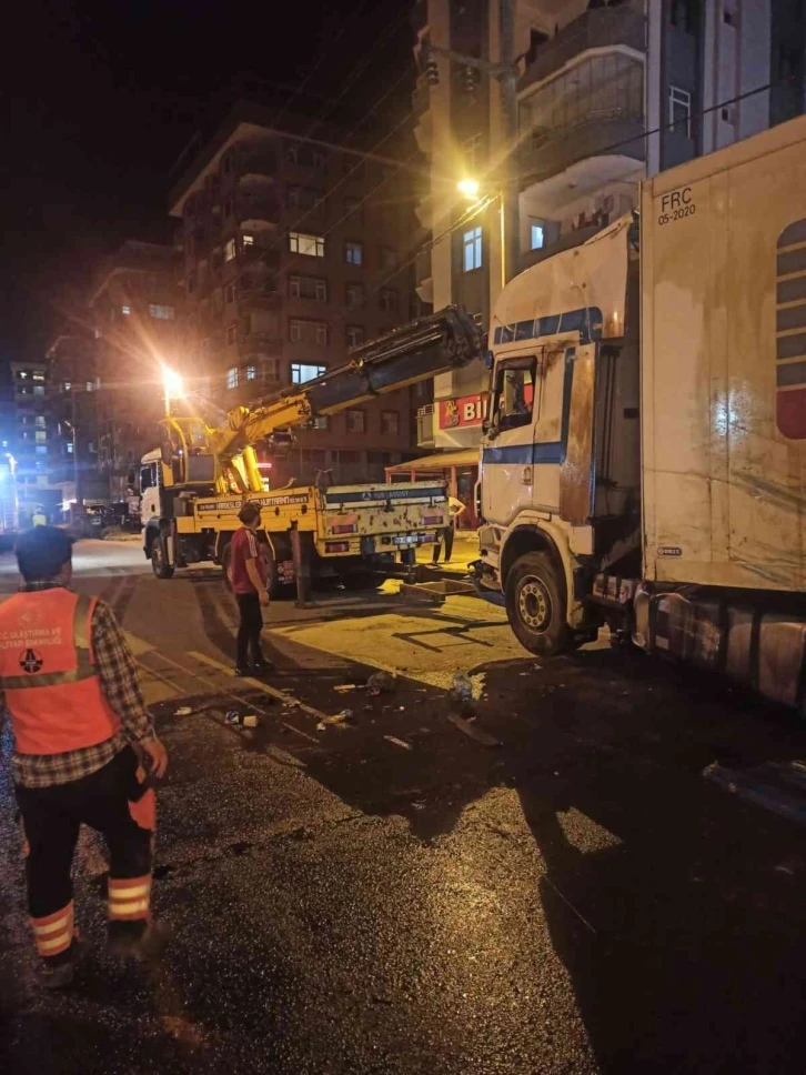 Dinamit yüklü tır 6 saat sonra kaldırılarak yol trafiğe tekrardan açıldı
