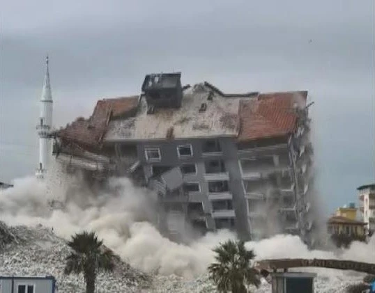 Dinamitle patlatılan 10 katlı bina, kağıt gibi yerle bir oldu
