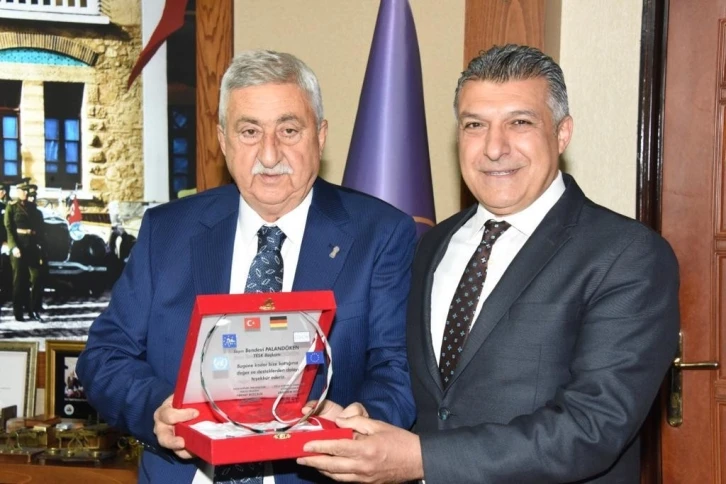 Diplomatlar birliğinden Palandöken’e plaket
