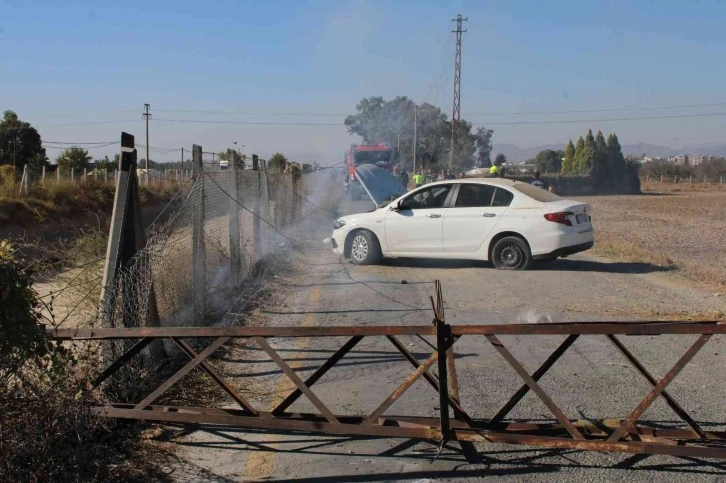 Direksiyon hakimiyeti kaybolan otomobil elektrik direğine çarptı: 1 yaralı
