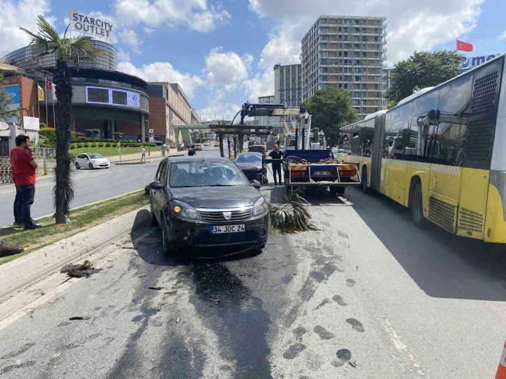 Direksiyon hakimiyetini kaybeden 2 sürücü ağaçları devirerek karşı şeride uçtu
