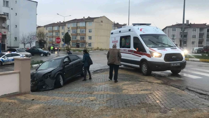 Direksiyon hakimiyetini kaybetti, bahçe duvarına çarptı
