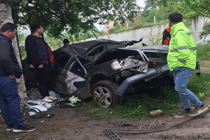 Direksiyon hakimiyetini kaybetti evin bahçesine uçtu: 1 ölü