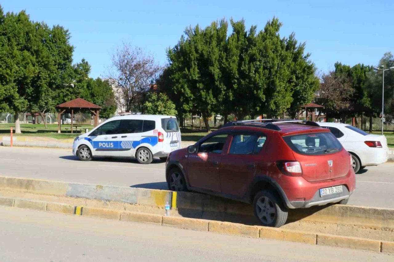 Direksiyon hakimiyetini kaybettiği araçtan yaralı olarak kurtuldu
