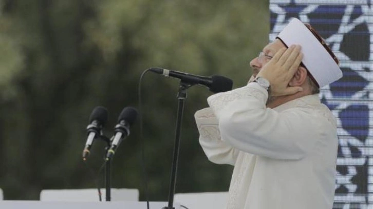 Diyanet İşleri Başkanı Erbaş, Sisak İslam Kültür Merkezi'nde ezan okudu