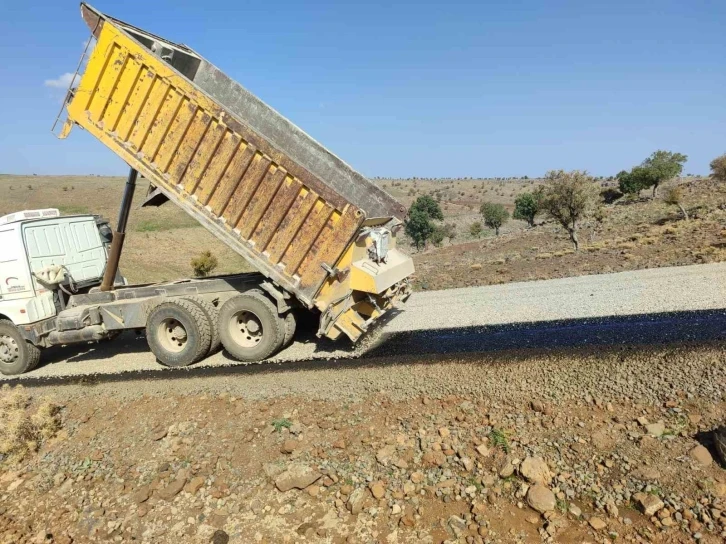 Diyarbakır’da 17 mahallede yol çalışmalarına devam ediyor
