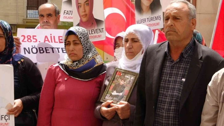 Diyarbakır’da 25 yıllık muhtar, oğlu için ailesiyle evlat nöbetine katıldı
