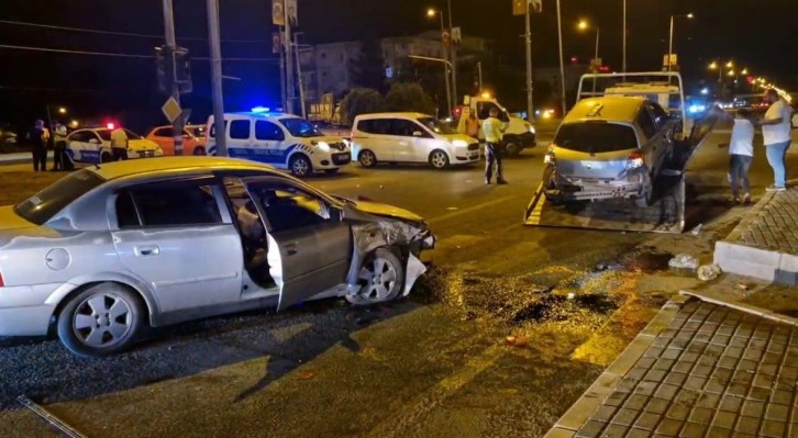 Diyarbakır’da 3 aracın karıştığı zincirleme kazada 7 kişi yaralandı