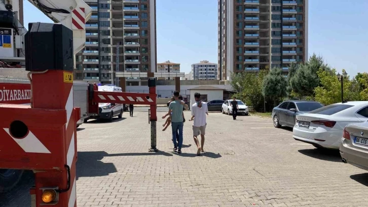 Diyarbakır’da binada çıkan yangında çocukların da olduğu çok sayıda kişi dumandan etkilendi
