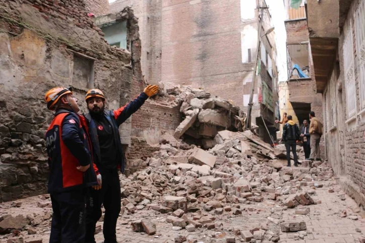 Diyarbakır’da boş bina kendiliğinden çöktü
