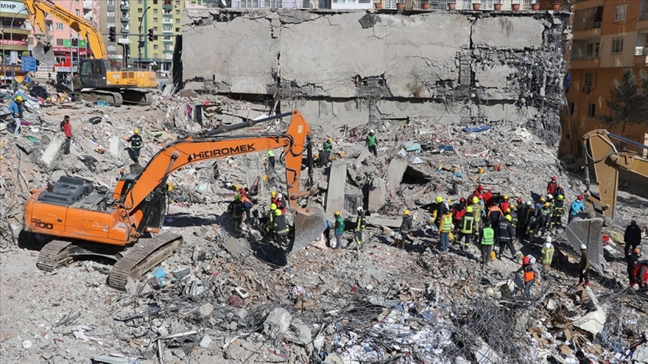 Diyarbakır'da depremde biri yıkılan 2 bloklu sitede "yapı farklılığı" ortaya çıktı