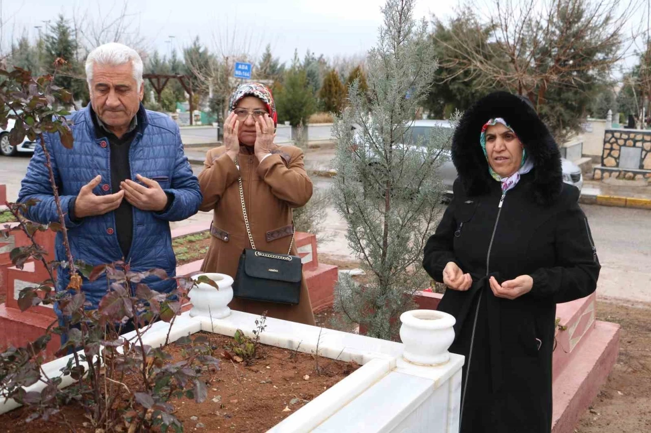 Diyarbakır’da depremde hayatını kaybedenler kabirleri başında anıldı
