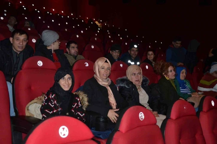 Diyarbakır’da engelli vatandaşlara sinema keyfi
