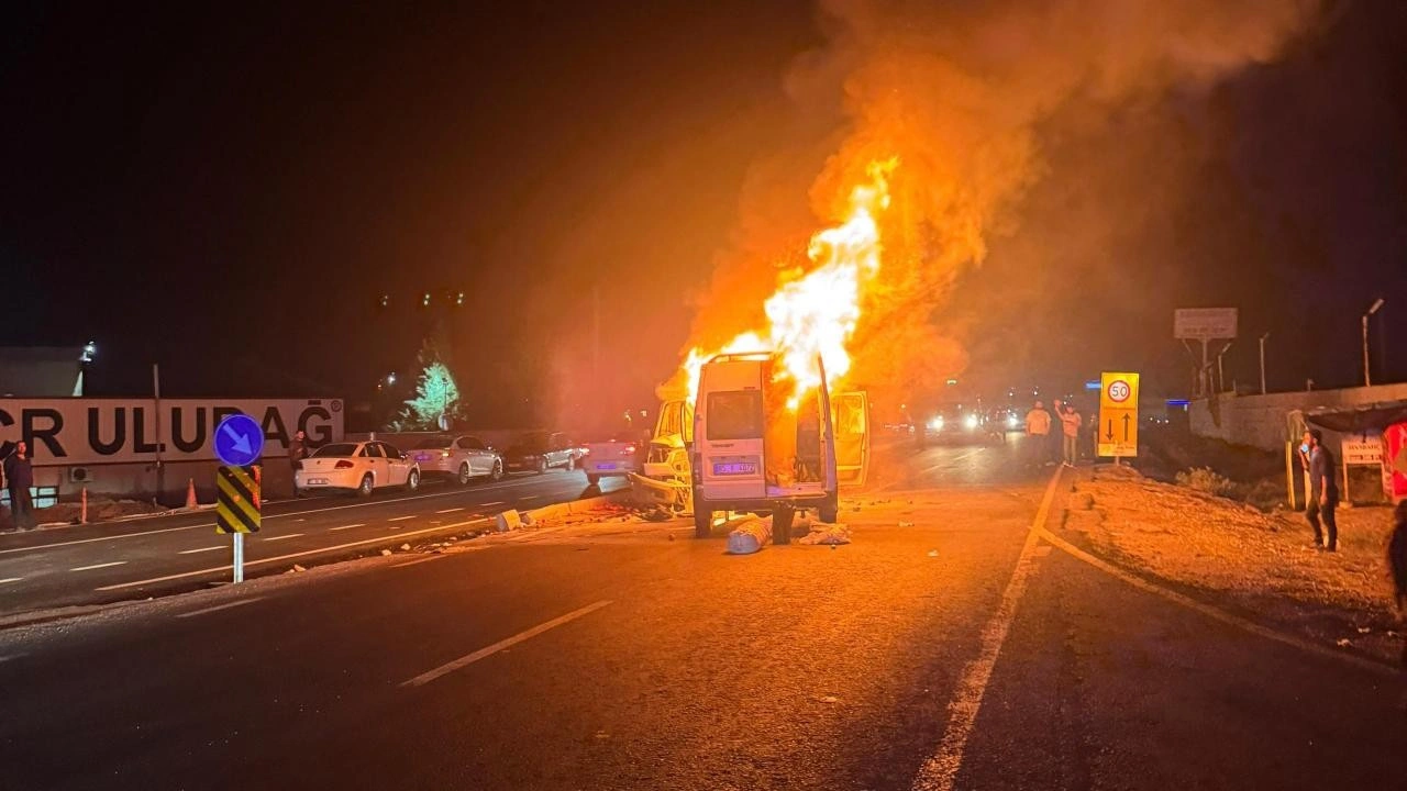 Diyarbakır'da kafa kafaya çarpışan kamyonet ile minibüs alev aldı: 11 yaralı