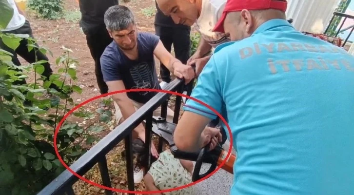 Diyarbakır’da kafası çardak demirlerine sıkışan çocuk böyle kurtarıldı

