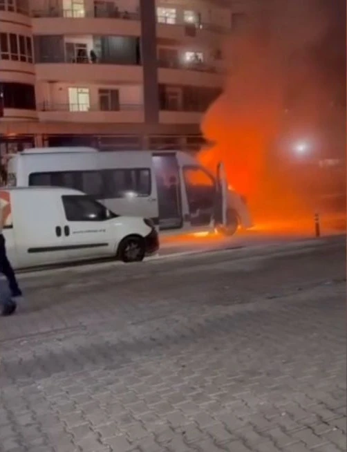 Diyarbakır’da öğrenci servisi alevlere teslim oldu
