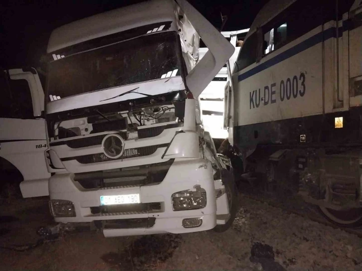 Diyarbakır’da trenin çarptığı tırın sürücüsü ağır yaralandı, hayvanlar telef oldu
