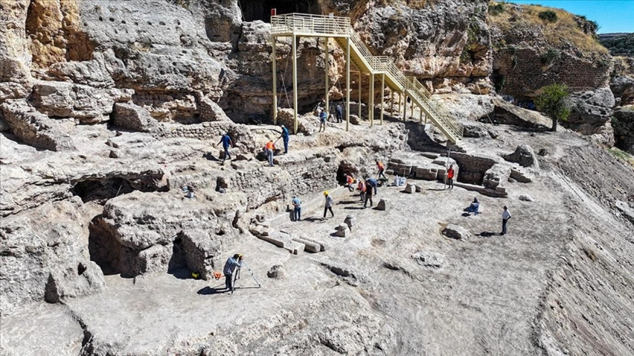 Diyarbakır'daki kazıda Hristiyan din adamlarına ait olduğu değerlendirilen 2 mezar bulundu