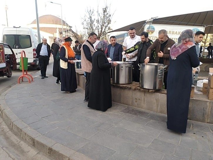 Diyarbakır Kuyumcular Odası Hastane Önünde İftar Verdi