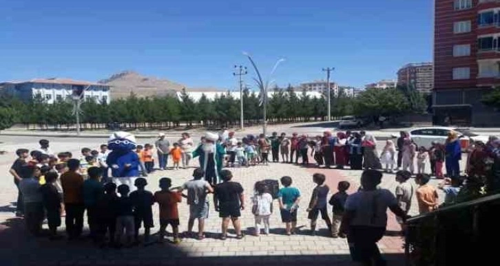 Diyarbakır’da çocuklar oyunlar eşliğinde caminin yolunu tuttu