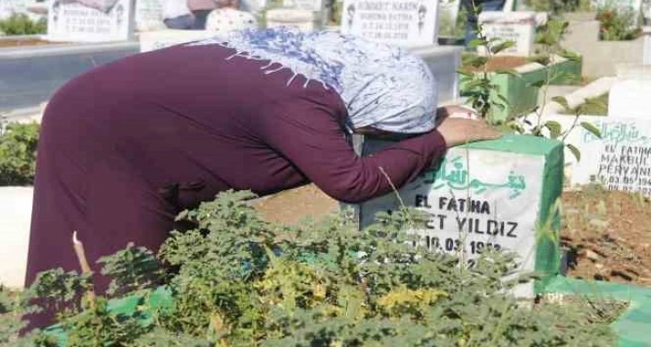 Diyarbakır’da depremzedeler gözyaşları içinde yakınlarının mezarına gitti